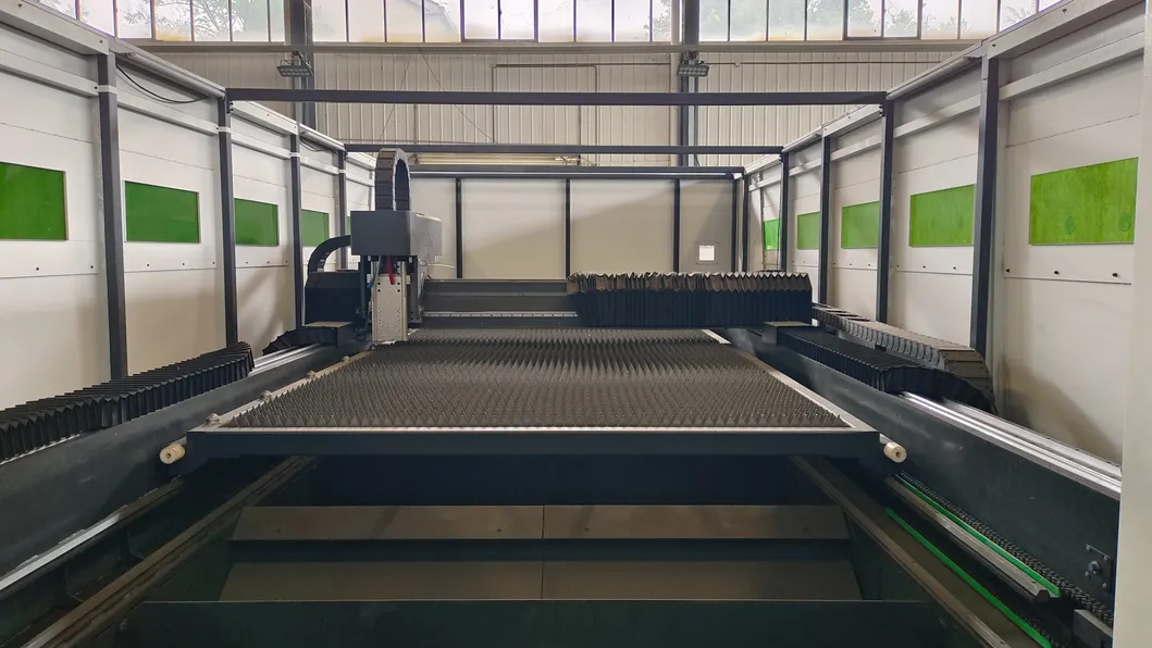 AC380V/50Hz/60Hz Power Supply Exchange Table Laser Cutting Machine With Enclosed Protective Cover 3000W Laser Power 2